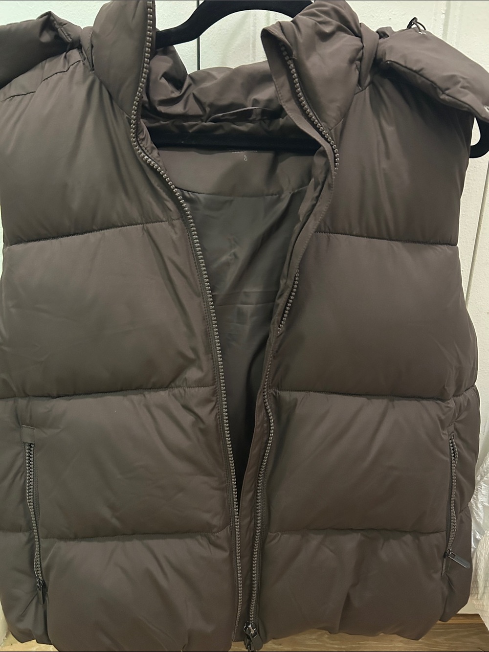 NWOT Athleta stratus puffer vest in truffle, size L